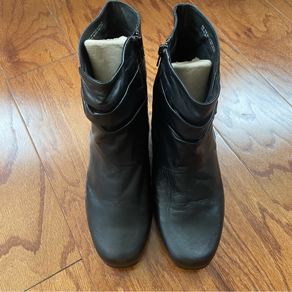 Clark woman 9 1/2 extra white woman boots